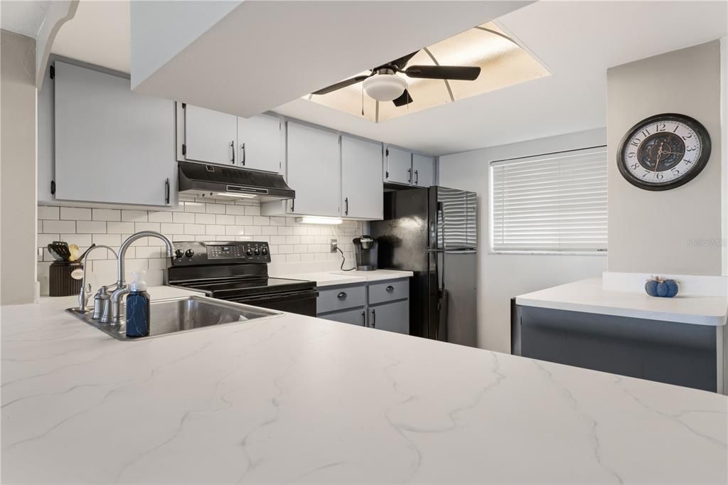 На продажу: $166,500 (2 спален, 2 ванн, 1064 Квадратных фут)