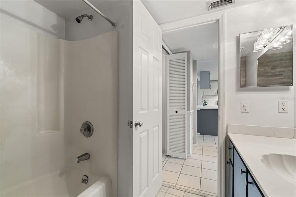 На продажу: $166,500 (2 спален, 2 ванн, 1064 Квадратных фут)