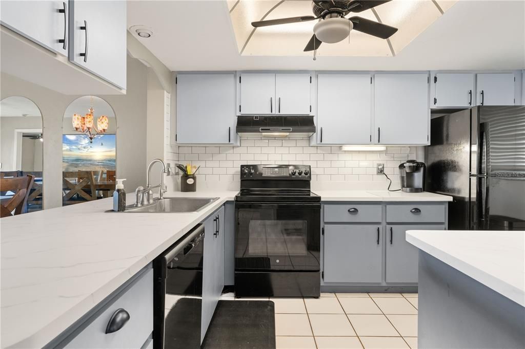 На продажу: $166,500 (2 спален, 2 ванн, 1064 Квадратных фут)