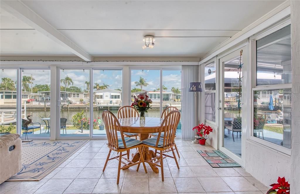 En Venta: $299,999 (2 camas, 2 baños, 1036 Pies cuadrados)