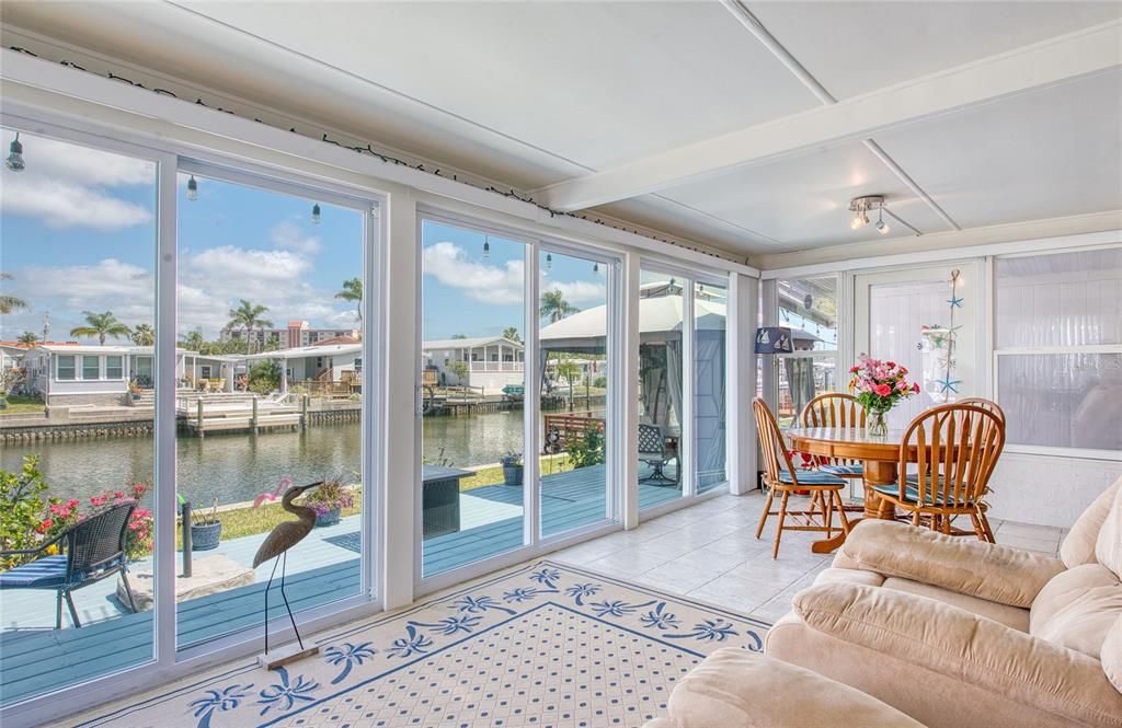 En Venta: $299,999 (2 camas, 2 baños, 1036 Pies cuadrados)