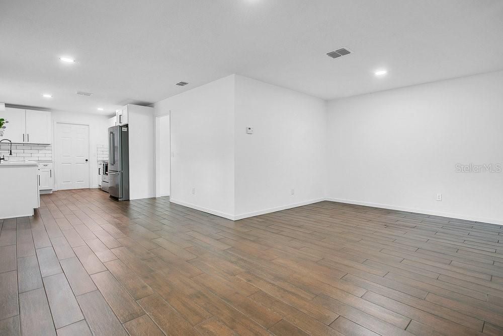 合同活跃: $399,900 (3 贝兹, 2 浴室, 1689 平方英尺)