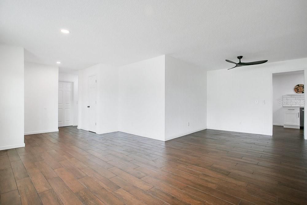 合同活跃: $399,900 (3 贝兹, 2 浴室, 1689 平方英尺)