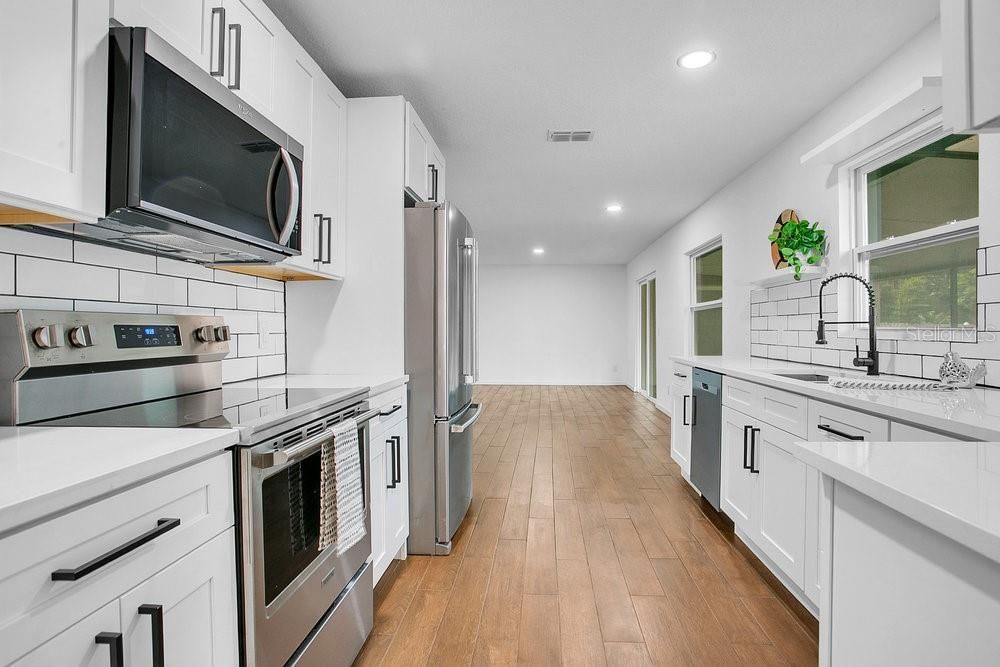 合同活跃: $399,900 (3 贝兹, 2 浴室, 1689 平方英尺)