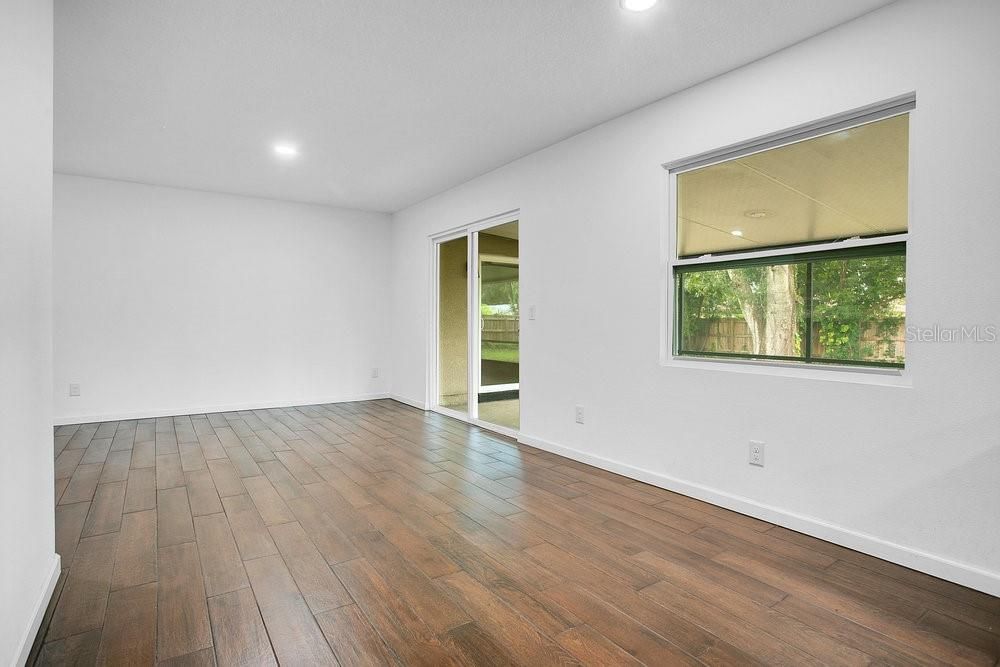 合同活跃: $399,900 (3 贝兹, 2 浴室, 1689 平方英尺)