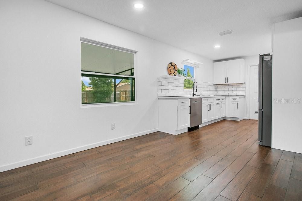 合同活跃: $399,900 (3 贝兹, 2 浴室, 1689 平方英尺)