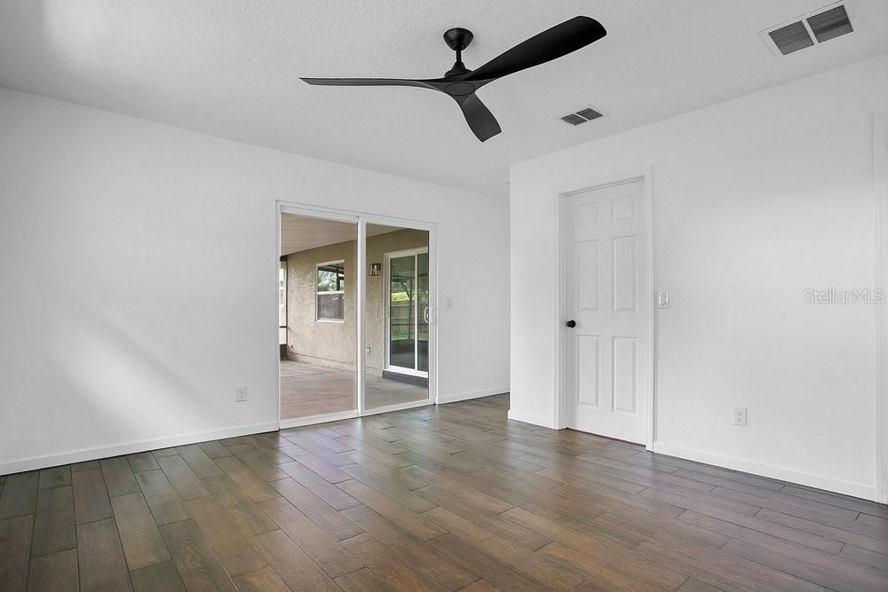 合同活跃: $399,900 (3 贝兹, 2 浴室, 1689 平方英尺)