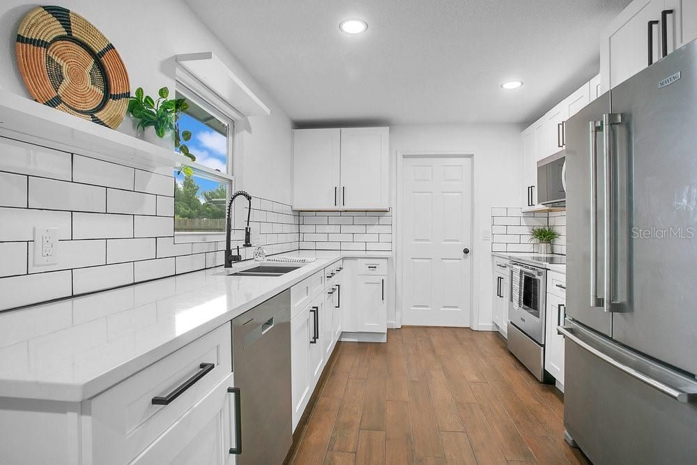 合同活跃: $399,900 (3 贝兹, 2 浴室, 1689 平方英尺)