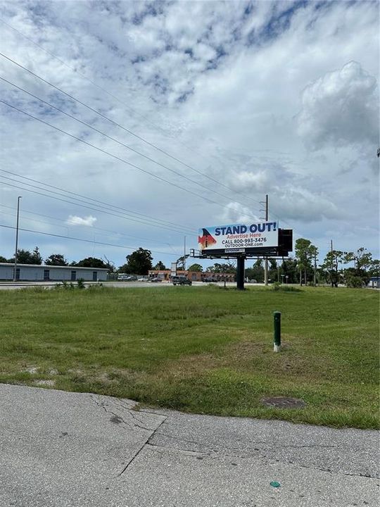 待售: $549,900 (0.99 acres)