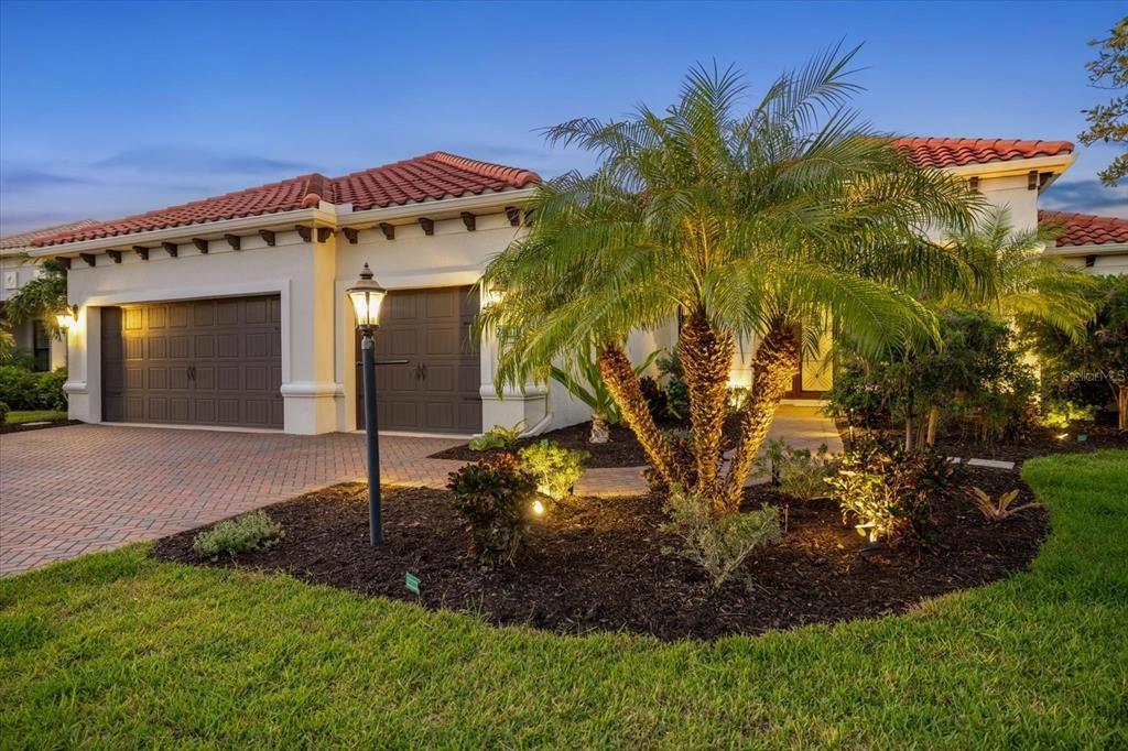 合同活跃: $744,000 (3 贝兹, 3 浴室, 2563 平方英尺)