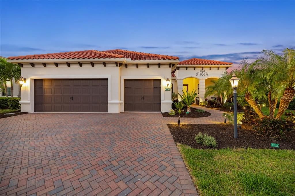 合同活跃: $744,000 (3 贝兹, 3 浴室, 2563 平方英尺)