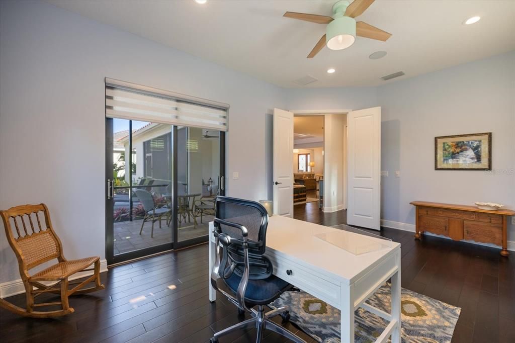 合同活跃: $744,000 (3 贝兹, 3 浴室, 2563 平方英尺)