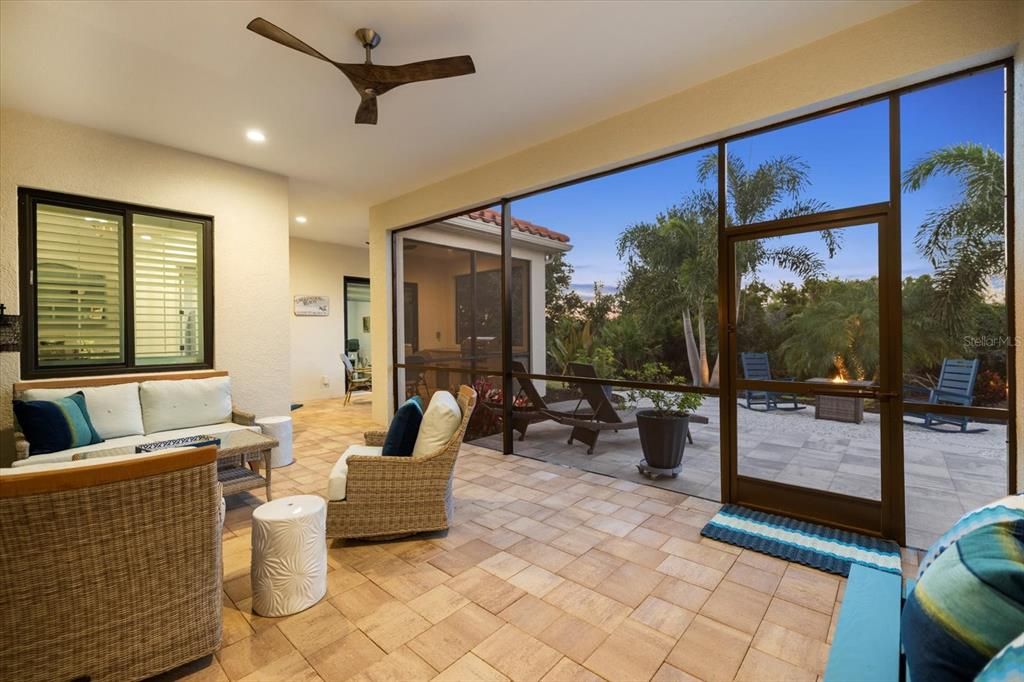 合同活跃: $744,000 (3 贝兹, 3 浴室, 2563 平方英尺)