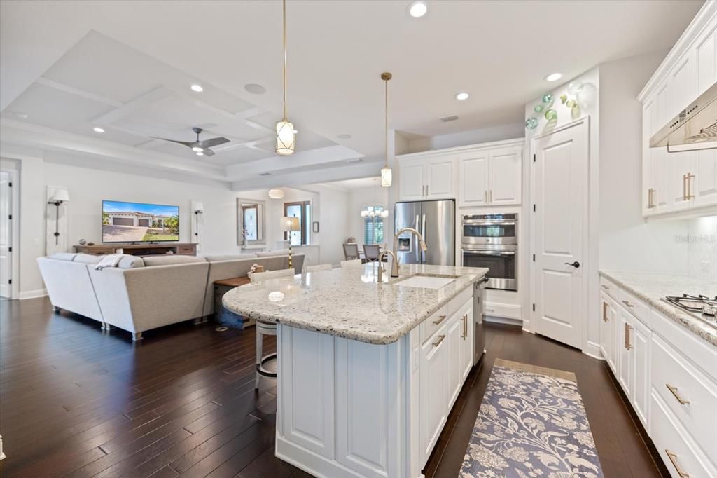 合同活跃: $744,000 (3 贝兹, 3 浴室, 2563 平方英尺)