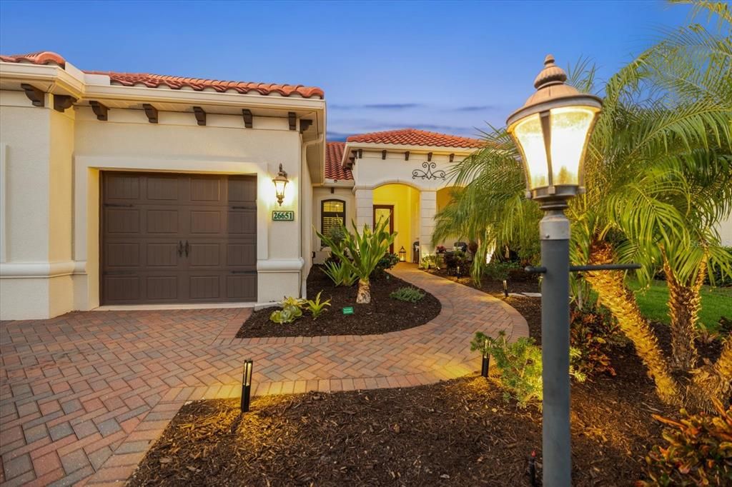 合同活跃: $744,000 (3 贝兹, 3 浴室, 2563 平方英尺)