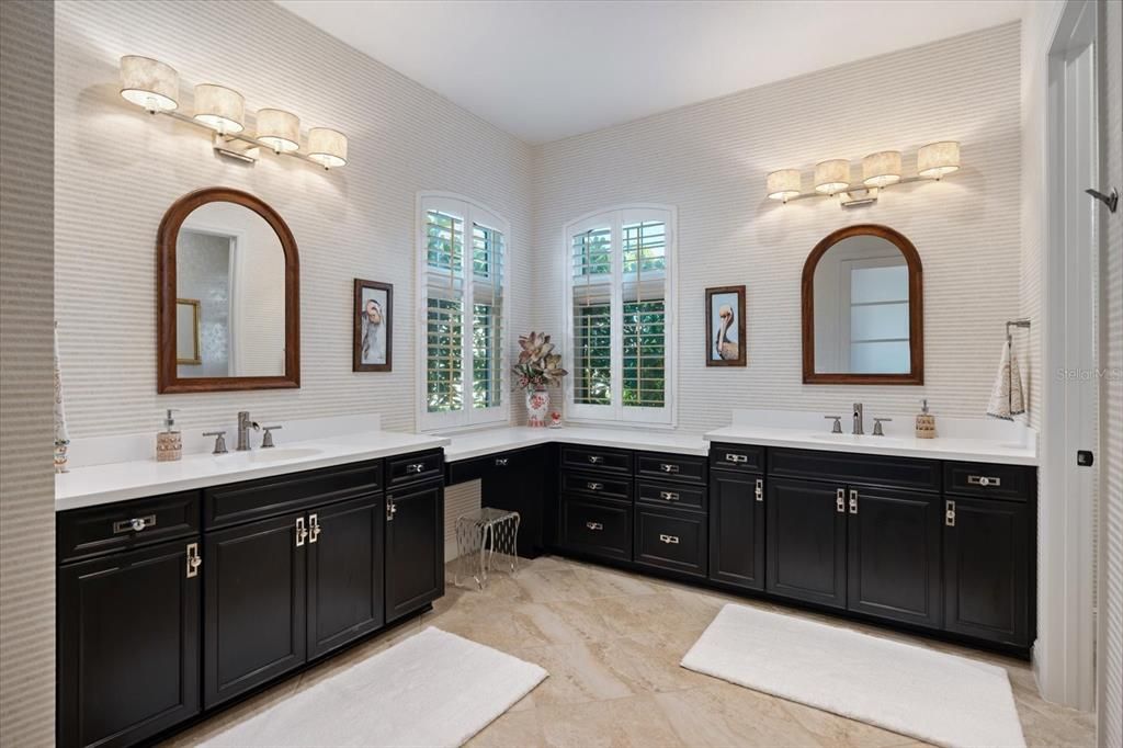 合同活跃: $744,000 (3 贝兹, 3 浴室, 2563 平方英尺)