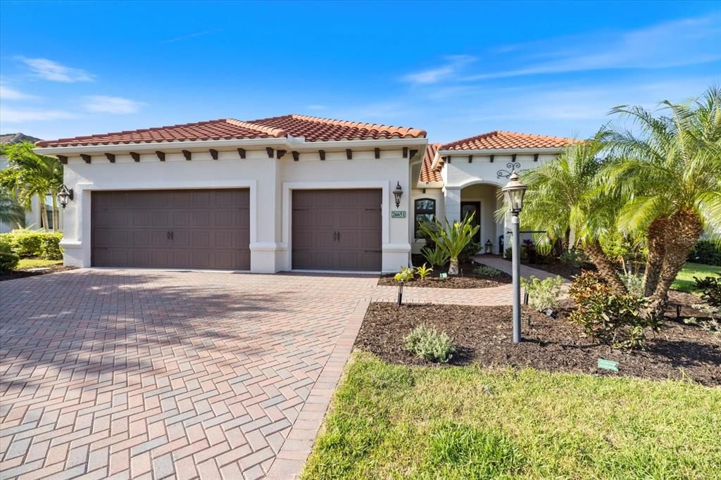 合同活跃: $744,000 (3 贝兹, 3 浴室, 2563 平方英尺)