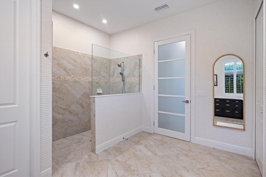 合同活跃: $744,000 (3 贝兹, 3 浴室, 2563 平方英尺)