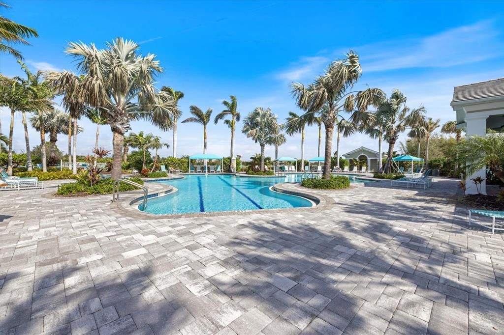 合同活跃: $744,000 (3 贝兹, 3 浴室, 2563 平方英尺)