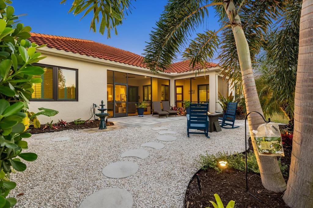 合同活跃: $744,000 (3 贝兹, 3 浴室, 2563 平方英尺)