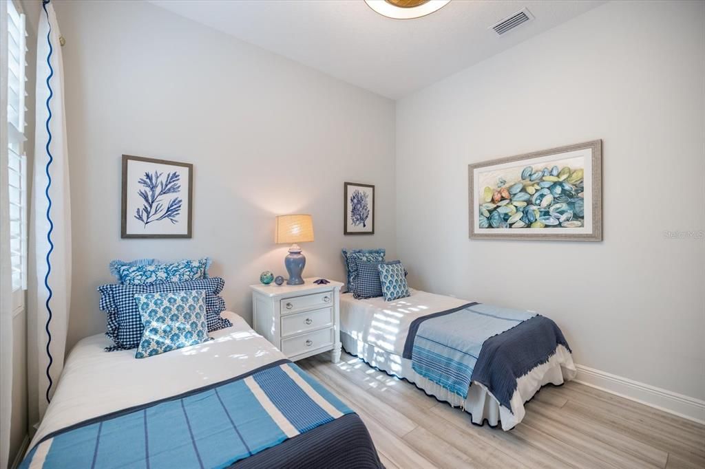 合同活跃: $744,000 (3 贝兹, 3 浴室, 2563 平方英尺)