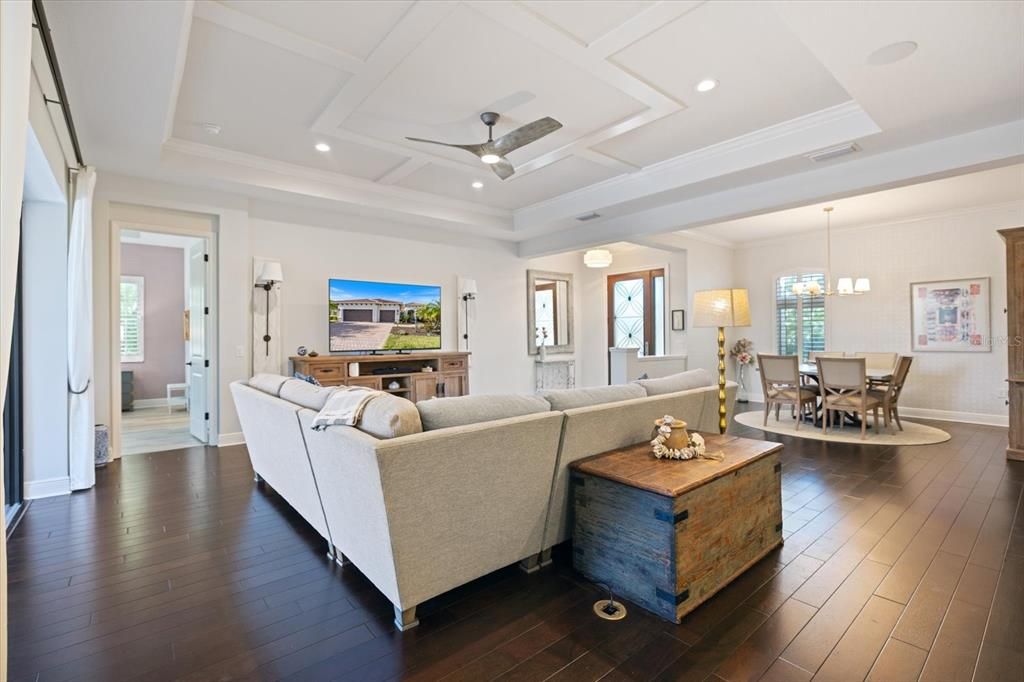 合同活跃: $744,000 (3 贝兹, 3 浴室, 2563 平方英尺)