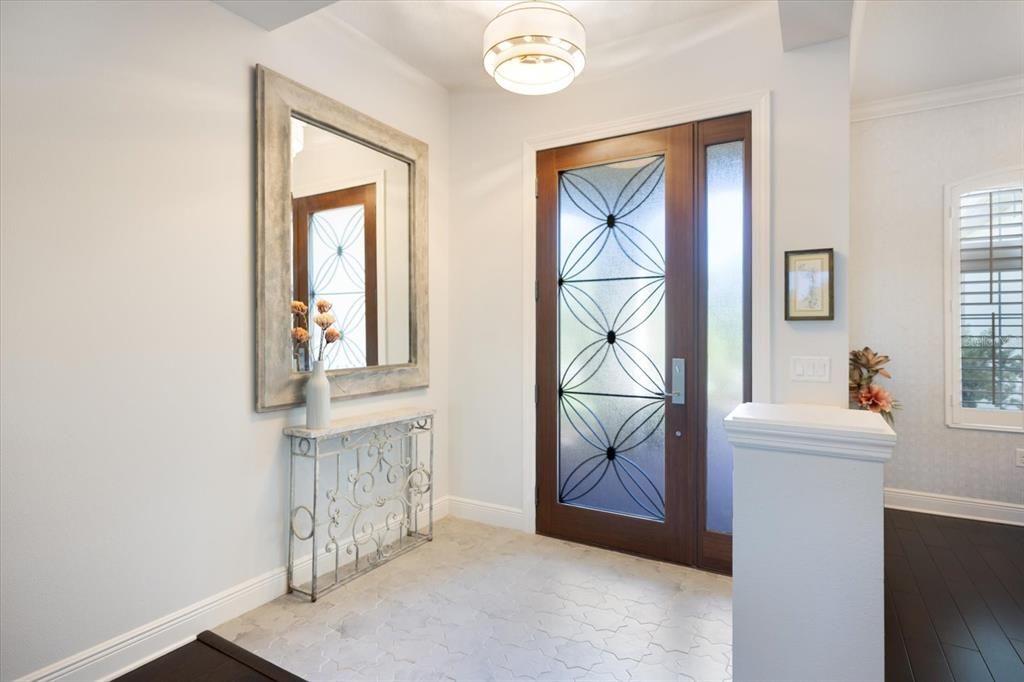 合同活跃: $744,000 (3 贝兹, 3 浴室, 2563 平方英尺)