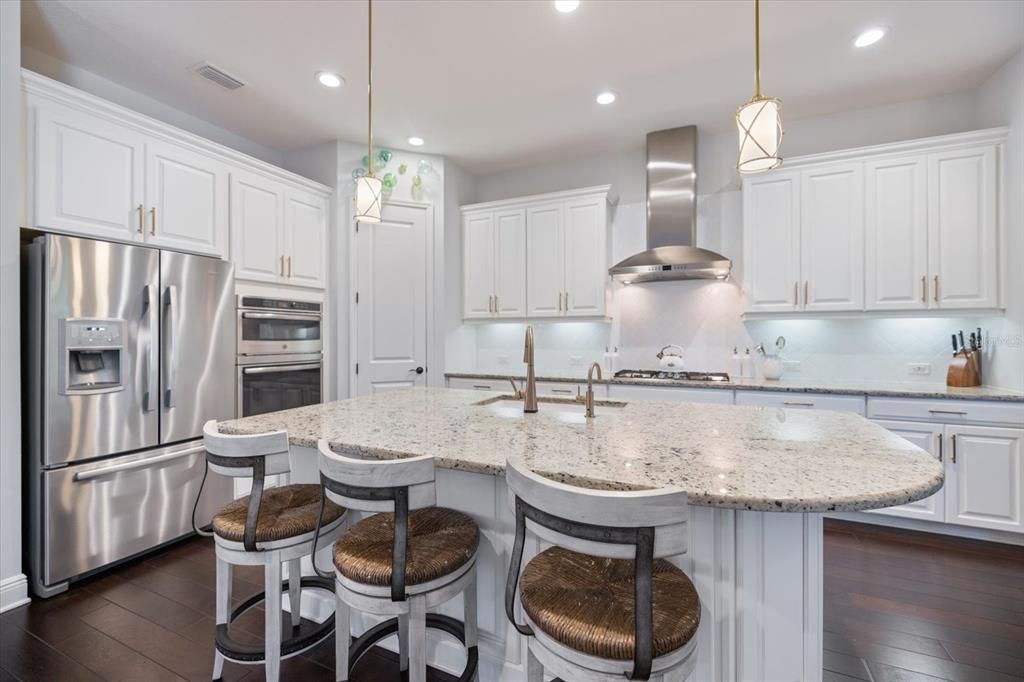 合同活跃: $744,000 (3 贝兹, 3 浴室, 2563 平方英尺)