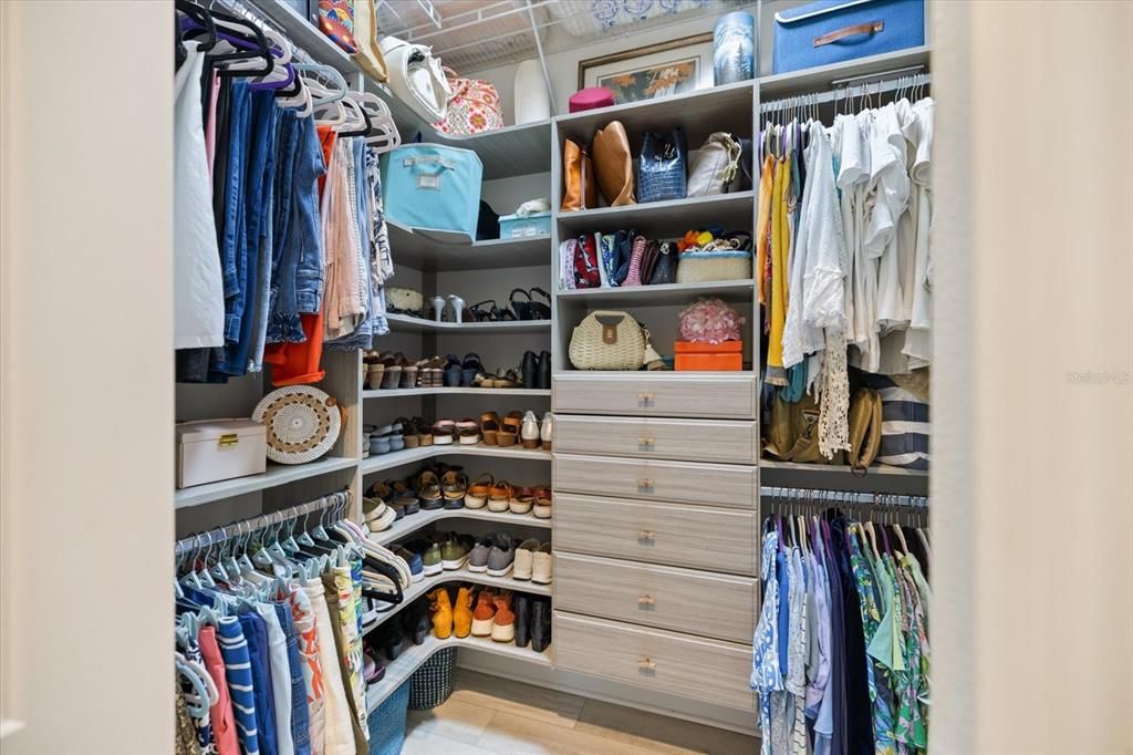 合同活跃: $744,000 (3 贝兹, 3 浴室, 2563 平方英尺)