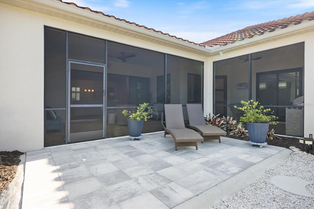 合同活跃: $744,000 (3 贝兹, 3 浴室, 2563 平方英尺)