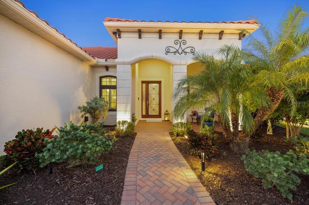 合同活跃: $744,000 (3 贝兹, 3 浴室, 2563 平方英尺)