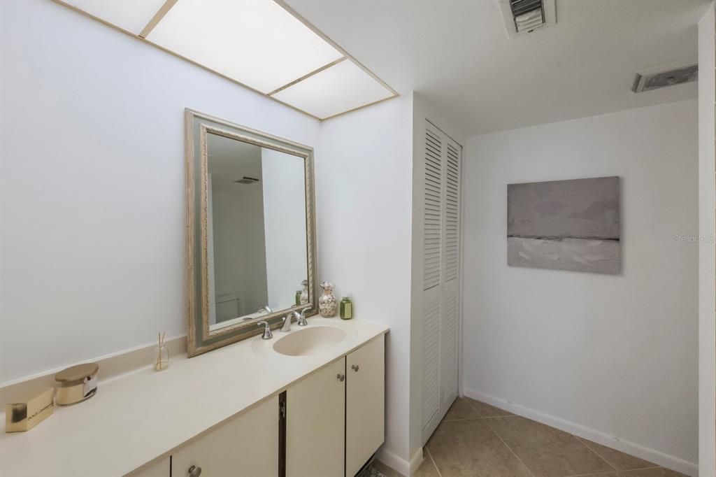 En Venta: $469,900 (2 camas, 2 baños, 1395 Pies cuadrados)