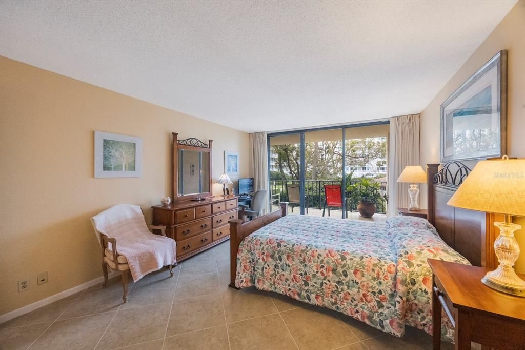 En Venta: $469,900 (2 camas, 2 baños, 1395 Pies cuadrados)