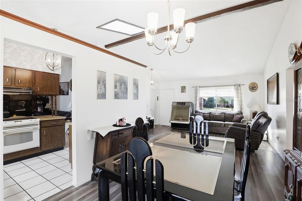 Activo con contrato: $300,000 (3 camas, 2 baños, 1348 Pies cuadrados)