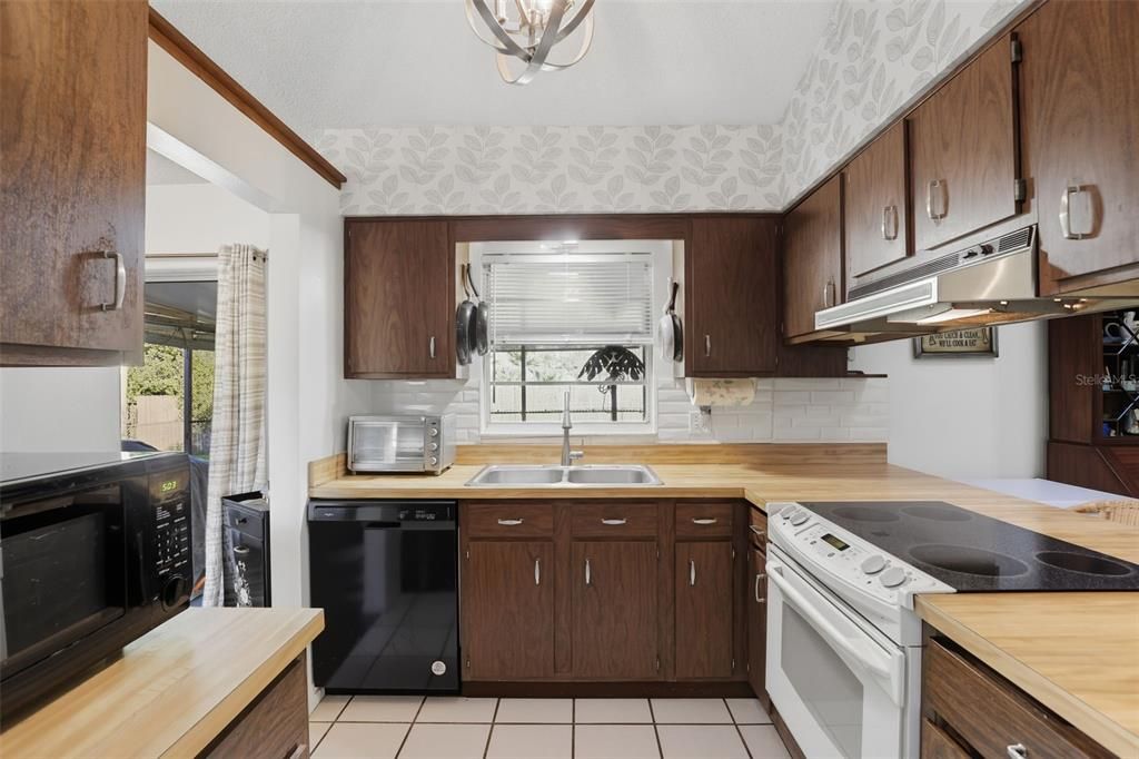 Activo con contrato: $300,000 (3 camas, 2 baños, 1348 Pies cuadrados)