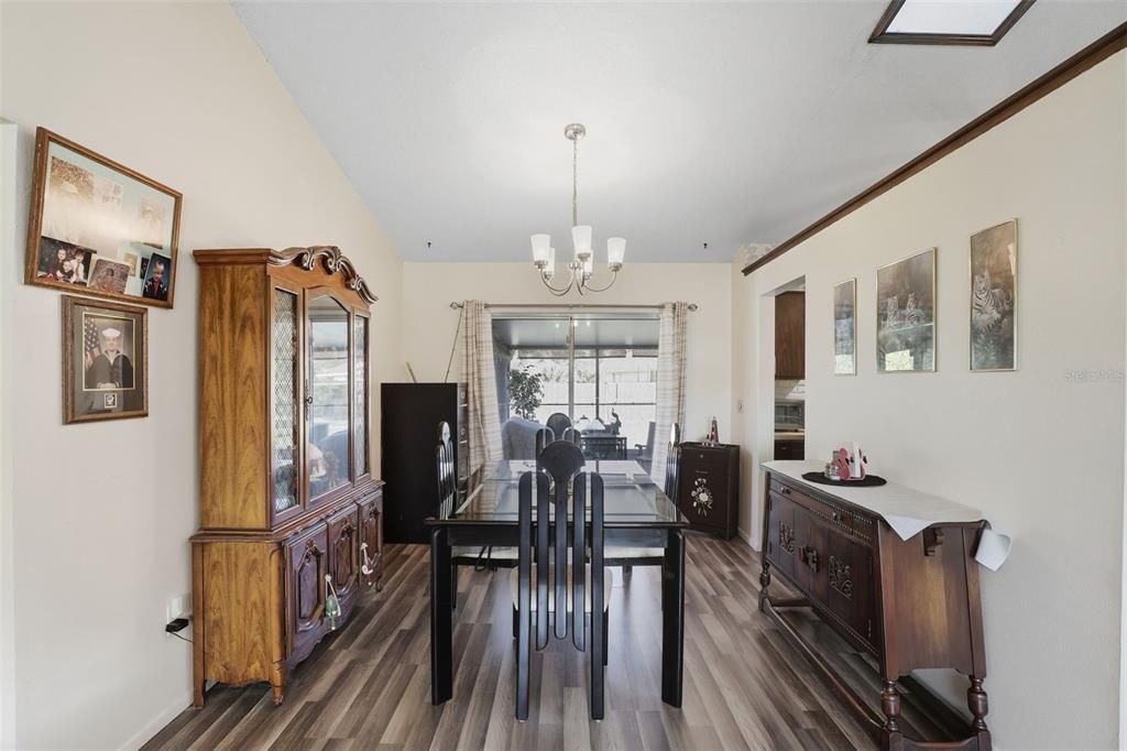 Activo con contrato: $300,000 (3 camas, 2 baños, 1348 Pies cuadrados)