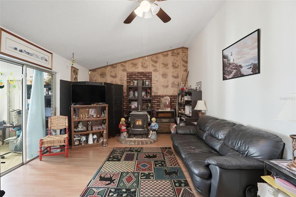 Activo con contrato: $300,000 (3 camas, 2 baños, 1348 Pies cuadrados)