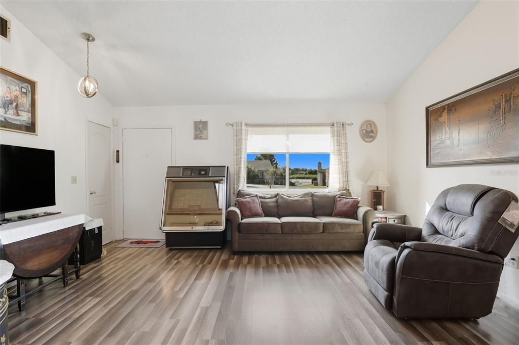 Activo con contrato: $300,000 (3 camas, 2 baños, 1348 Pies cuadrados)