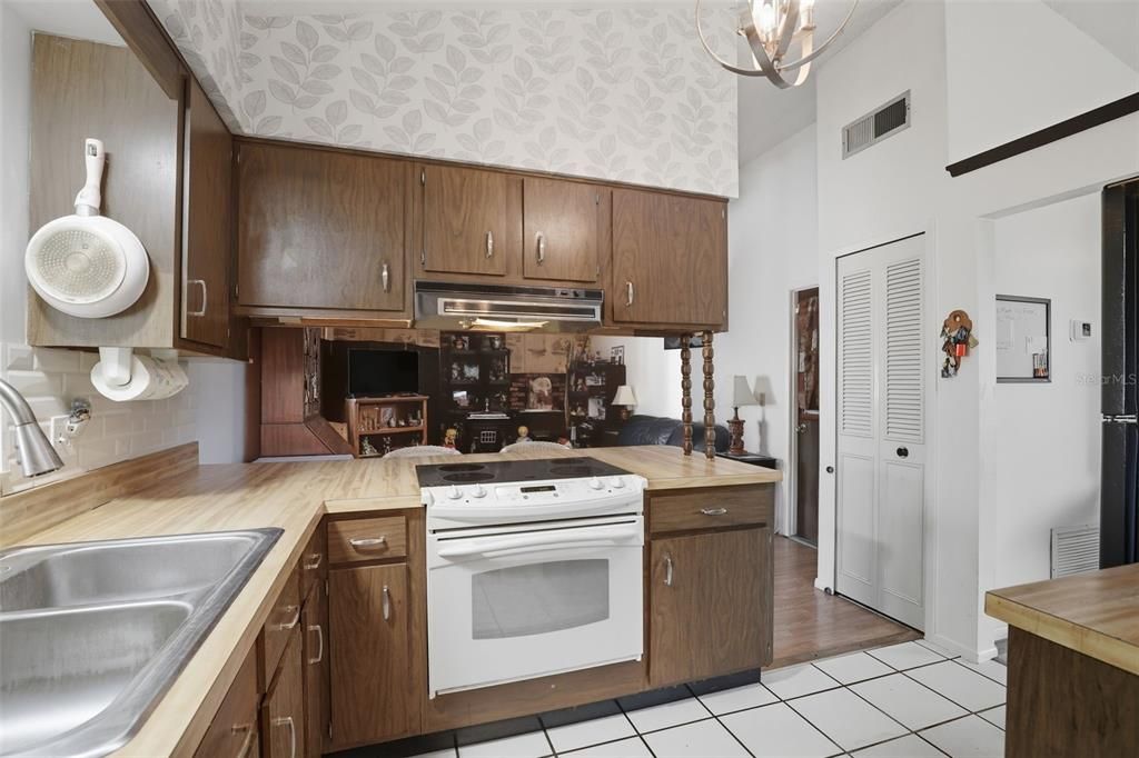 Activo con contrato: $300,000 (3 camas, 2 baños, 1348 Pies cuadrados)