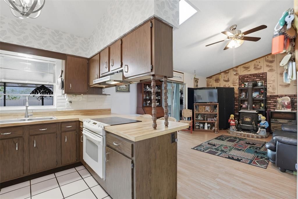 Activo con contrato: $300,000 (3 camas, 2 baños, 1348 Pies cuadrados)