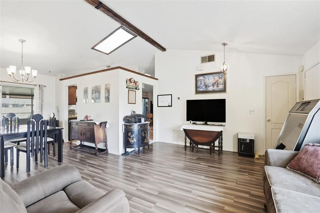 Activo con contrato: $300,000 (3 camas, 2 baños, 1348 Pies cuadrados)