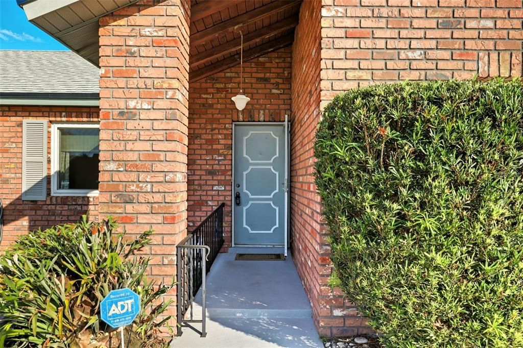 Activo con contrato: $300,000 (3 camas, 2 baños, 1348 Pies cuadrados)