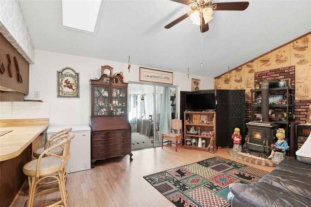 Activo con contrato: $300,000 (3 camas, 2 baños, 1348 Pies cuadrados)