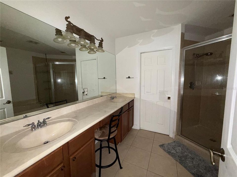 For Rent: $2,200 (3 beds, 2 baths, 1938 Square Feet)