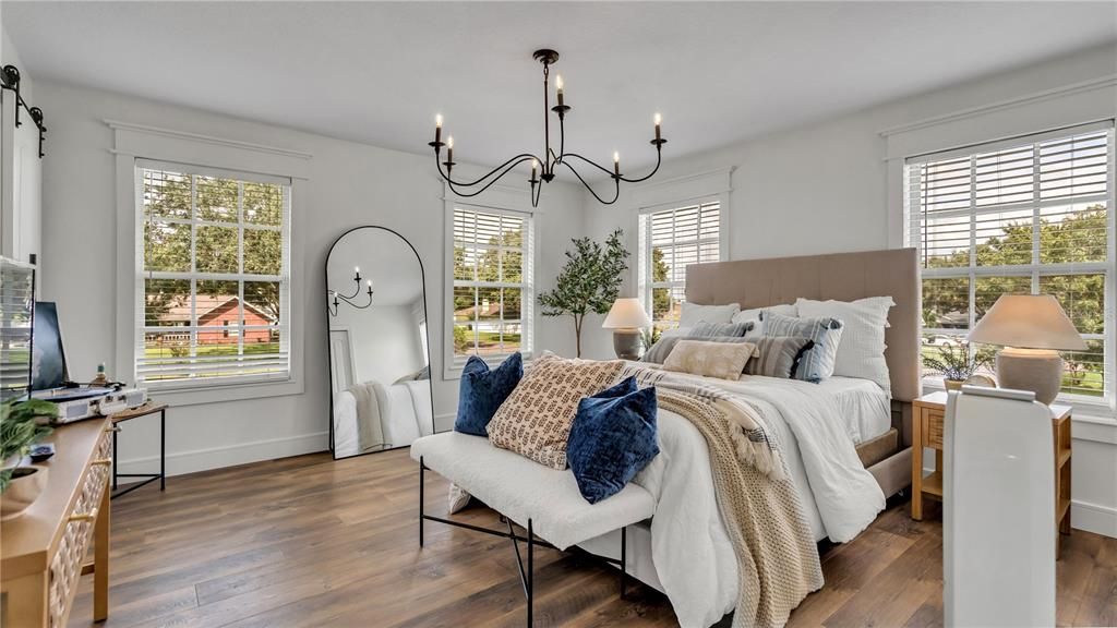 合同活跃: $599,900 (4 贝兹, 2 浴室, 2922 平方英尺)