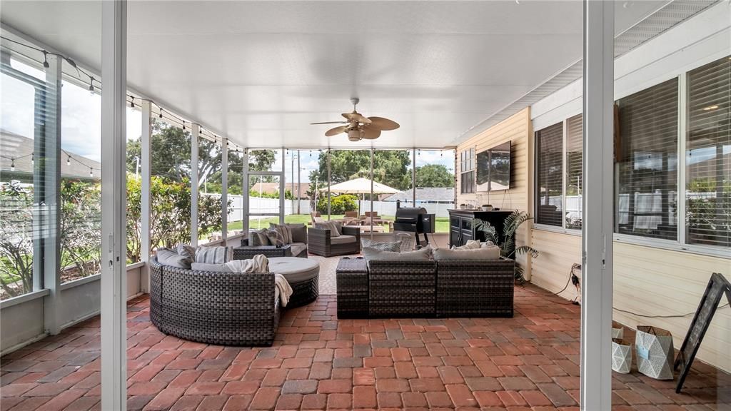 合同活跃: $599,900 (4 贝兹, 2 浴室, 2922 平方英尺)