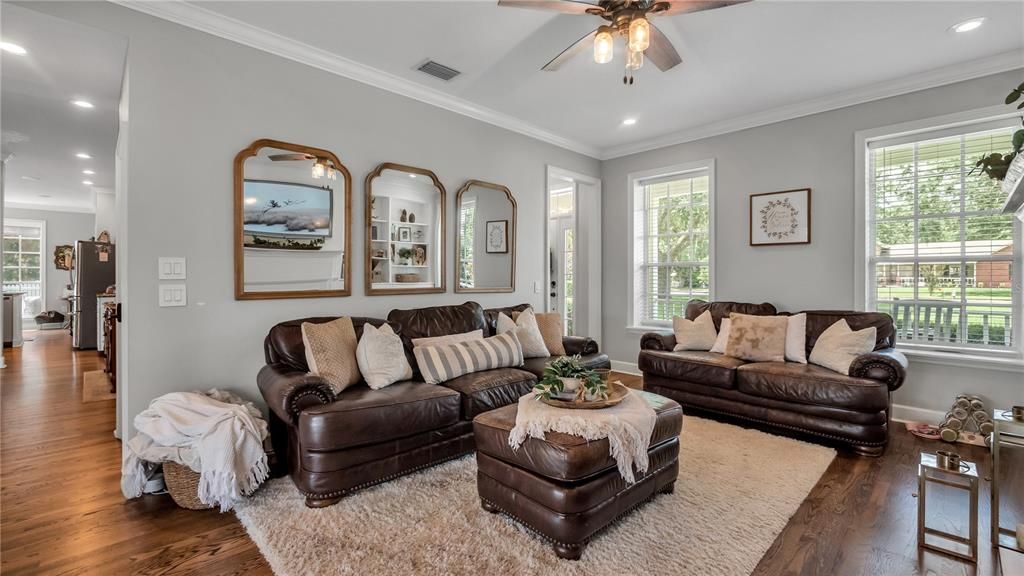 合同活跃: $599,900 (4 贝兹, 2 浴室, 2922 平方英尺)