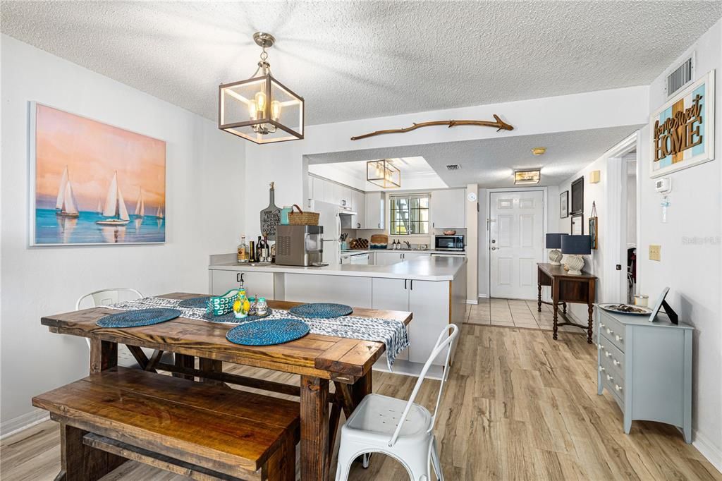 待售: $348,000 (2 贝兹, 2 浴室, 1140 平方英尺)