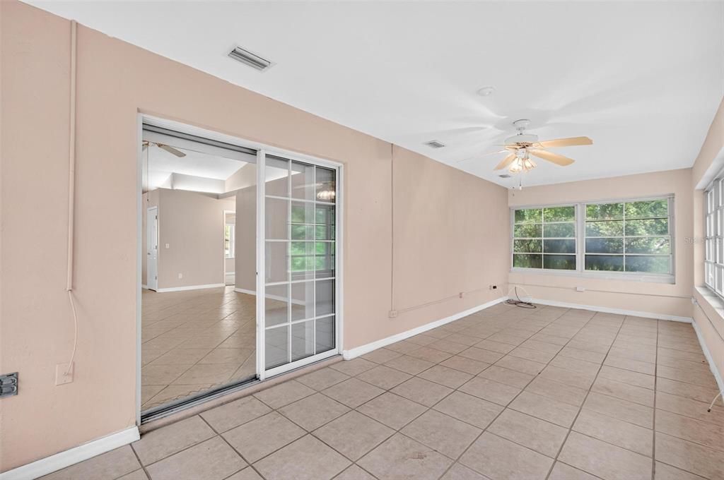 Под контрактом: $289,000 (3 спален, 2 ванн, 1707 Квадратных фут)