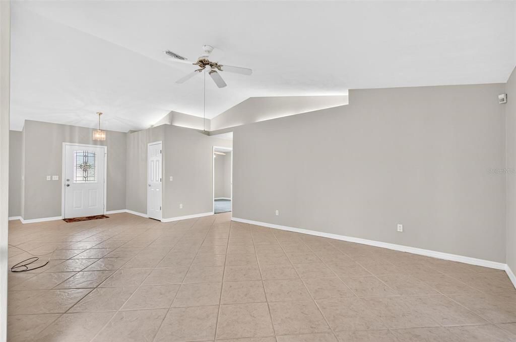 Под контрактом: $289,000 (3 спален, 2 ванн, 1707 Квадратных фут)